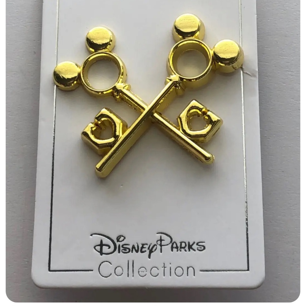 Disney Concierge Pin DCL Disney Cruise LIne Mickey Head Gold Crossed Keys Pin Pi